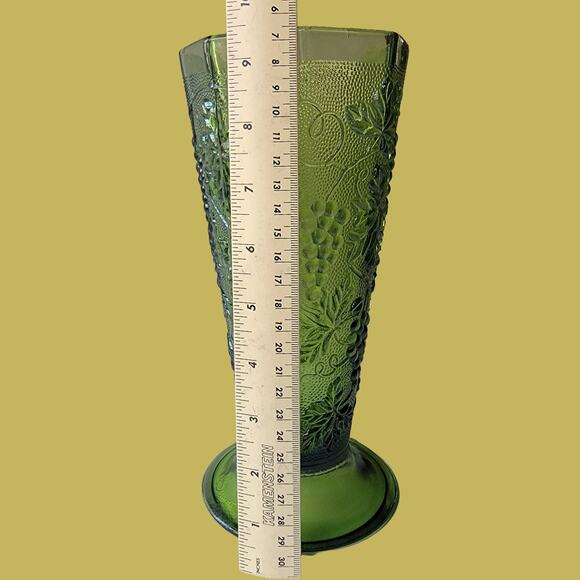 Vintage 1970s Anchor Hocking Green Glass Grape Motif Large Octagonal Vase - Picture 4 of 5